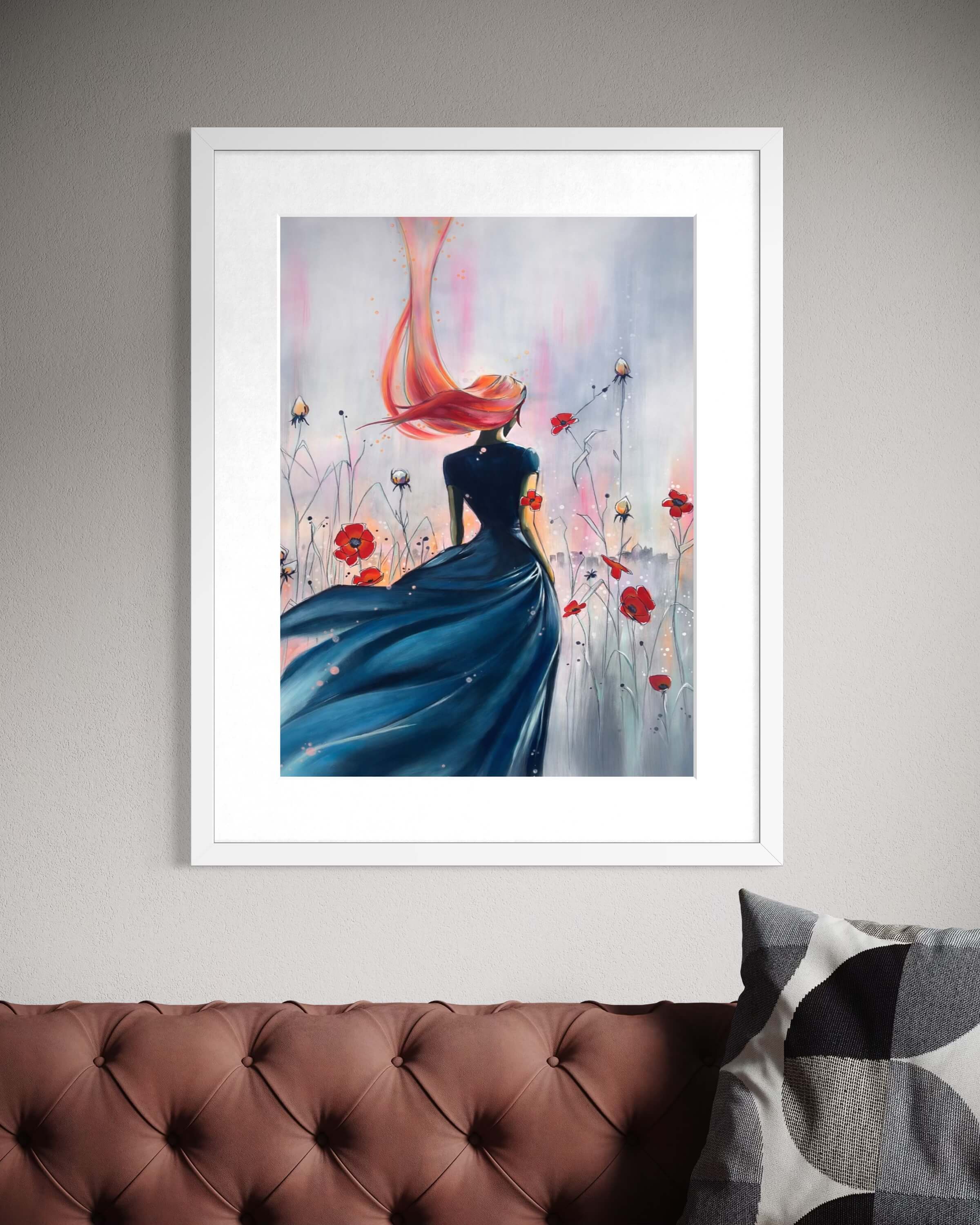 Illustration encadrée représentant une femme de dos à la robe bleue et aux cheveux au vent, entourée de coquelicots rouges, présentée sur fond blanc./
Framed illustration depicting a woman seen from behind in a flowing blue dress with wind-blown hair, surrounded by red poppies, presented on a white background.