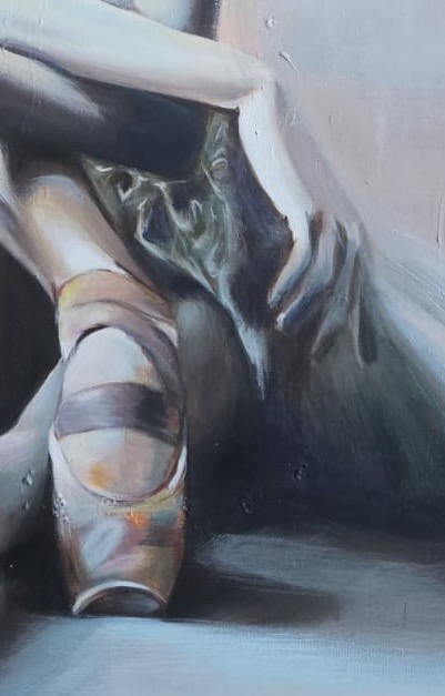 Détail d’une danseuse assise, œuvre d’Anaïs Eck, symbolisant la vie et la lumière. / detail of Painting of a woman dancer by Anaïs Eck, symbolizing life and light.