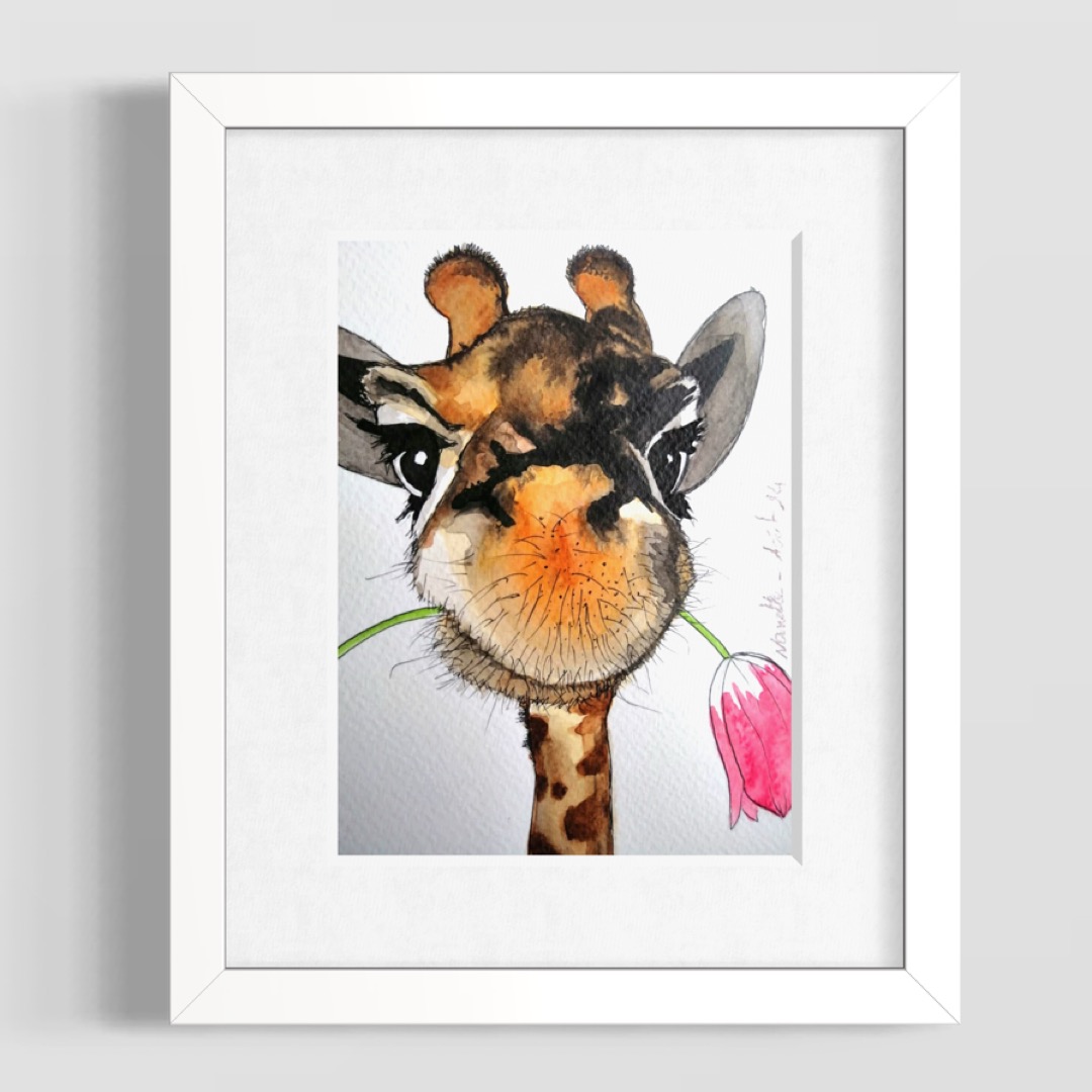 Hello — Aquarelle et encre sur papier 13x21 cm. Une girafe malicieuse tenant une fleur, pleine de douceur et d’humour. / Girafe au regard malicieux tenant une tulipe rose, aquarelle humoristique d’Anaïs Eck. / Playful giraffe holding a pink tulip, humorous watercolor by Anaïs Eck.