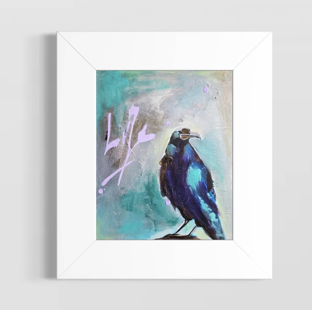 Corbeau bleu-noir posé sur un piquet, fond abstrait clair, technique mixte par Anaïs Eck. / Blue-black raven on a post, light abstract background, mixed media by Anaïs Eck.