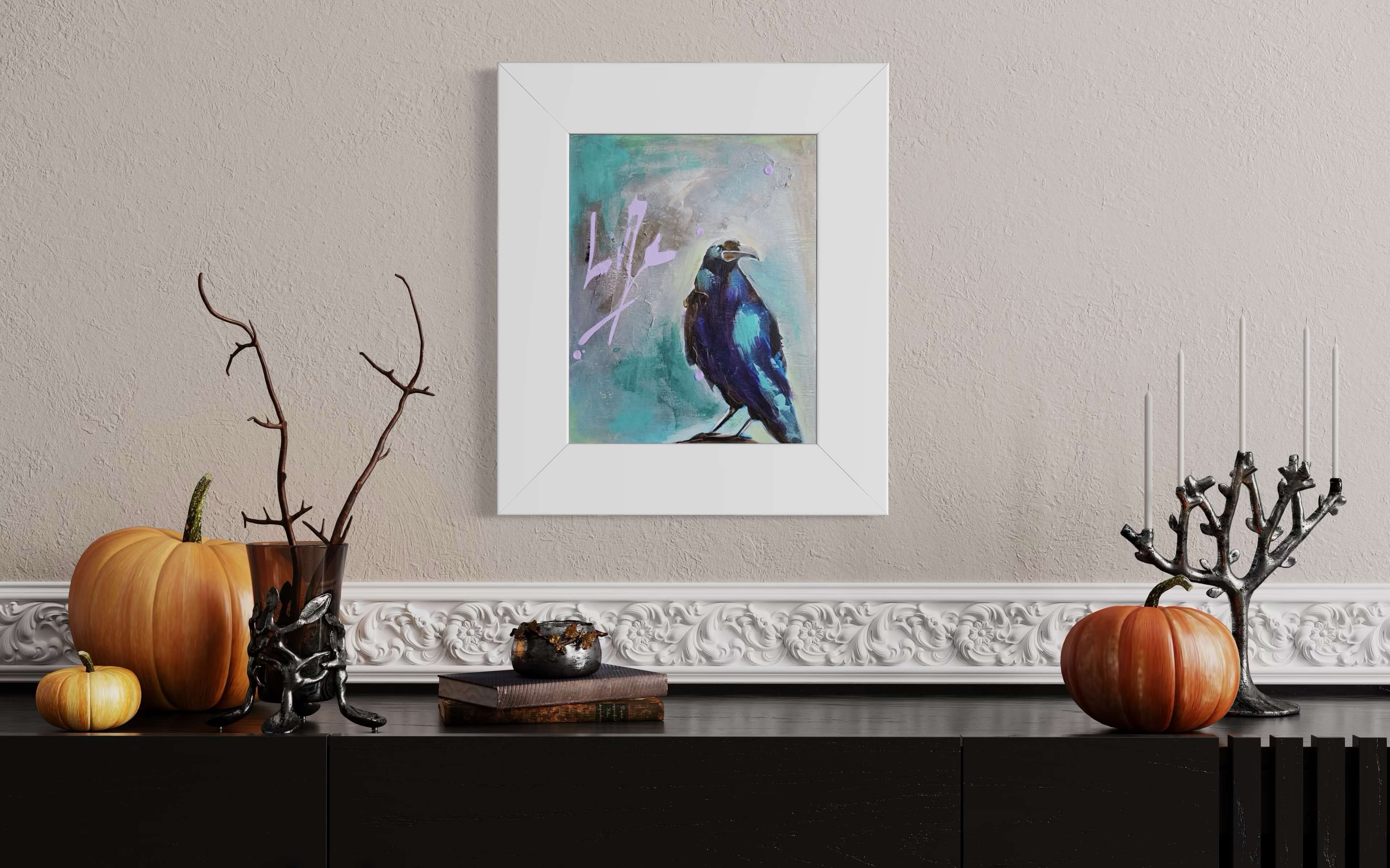 Corbeau posé sur un piquet avec une fleur / Crow perched on a post with a flower