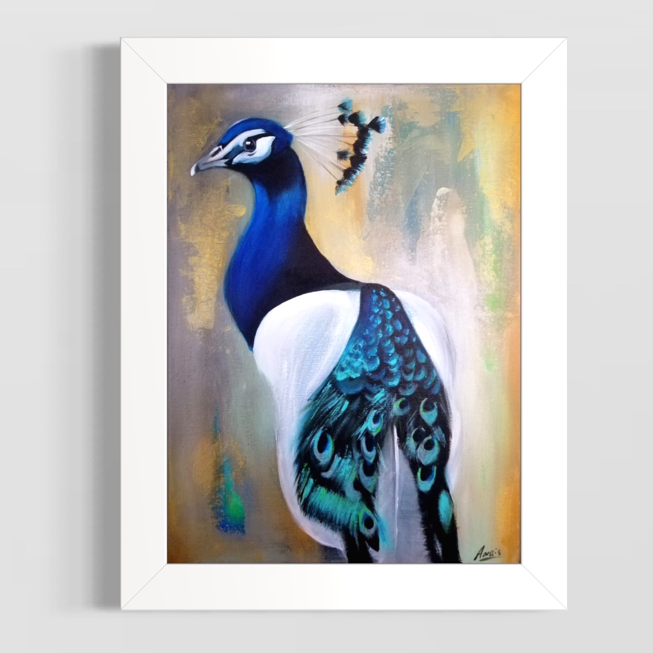 Paon bleu et blanc sur fond doré et gris, peinture élégante d’Anaïs Eck. / Blue and white peacock on gold and grey background, elegant painting by Anaïs Eck.